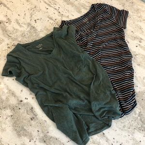 Lot of 2 v-neck ruched side maternity t-shirts szM